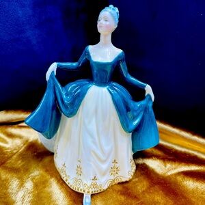 Stunningly Beautiful figurine Royal Doulton "Regal Lady" (HN 2709)